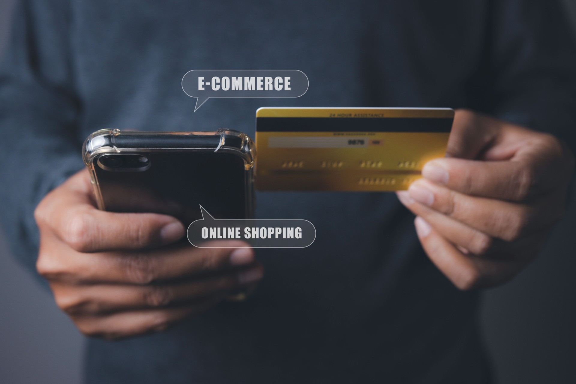 Homme d’affaires utilisant le téléphone mobile et les achats par carte de crédit en ligne.